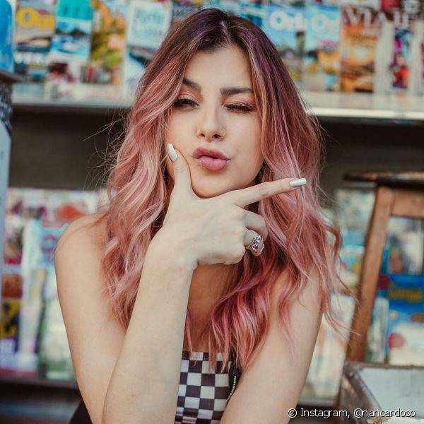 As makes da Nah Cardoso costumam seguir uma linha mais girlie, com batom glossy e tons de rosa (Foto: Instagram @nahcardoso)